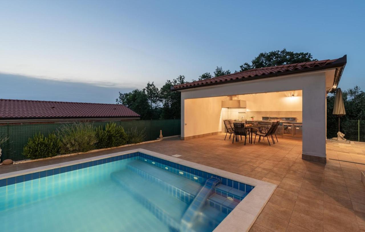 Villa Buroli With Pool, Sauna And Jacuzzi Bagian luar foto