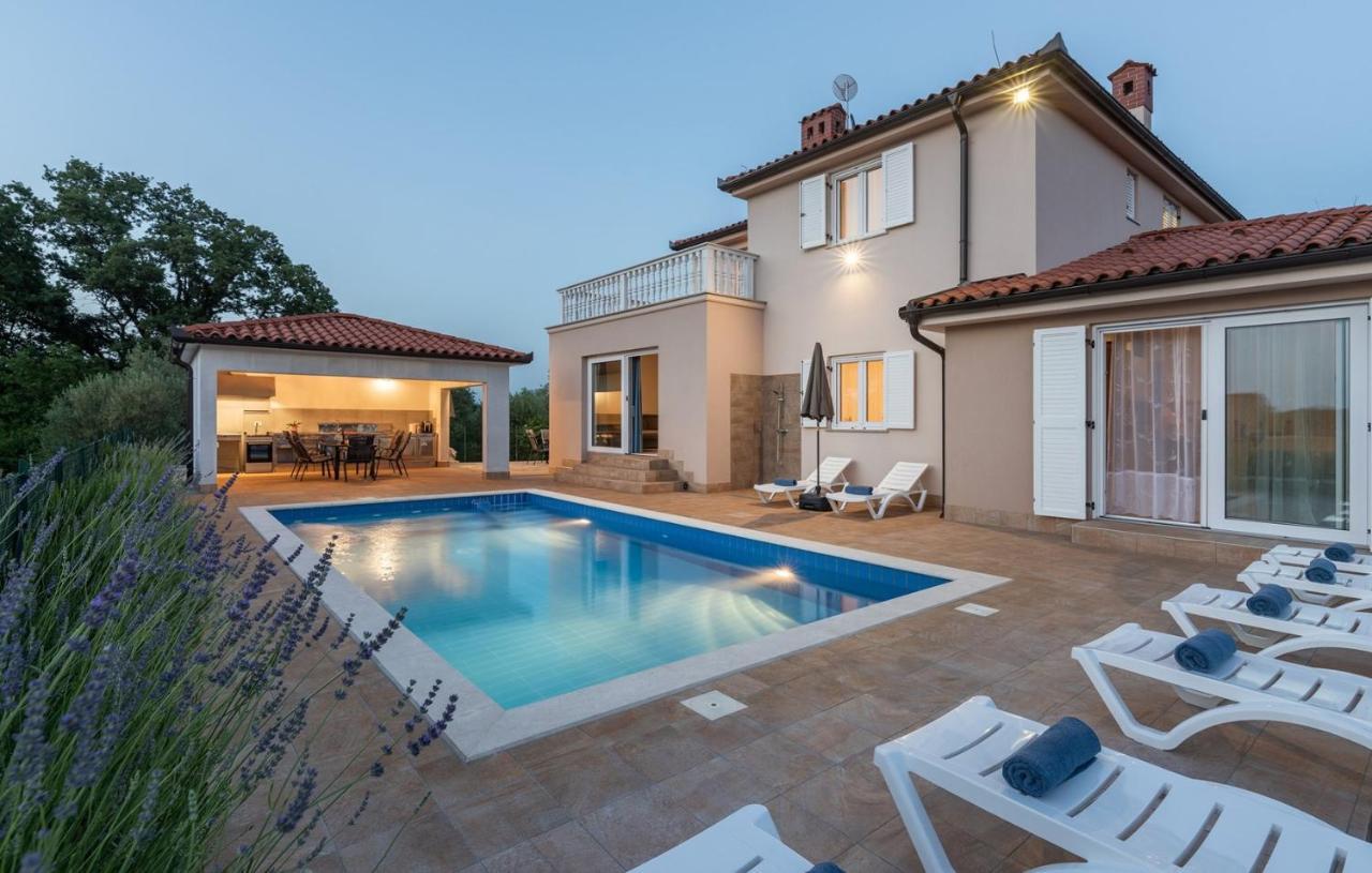 Villa Buroli With Pool, Sauna And Jacuzzi Bagian luar foto