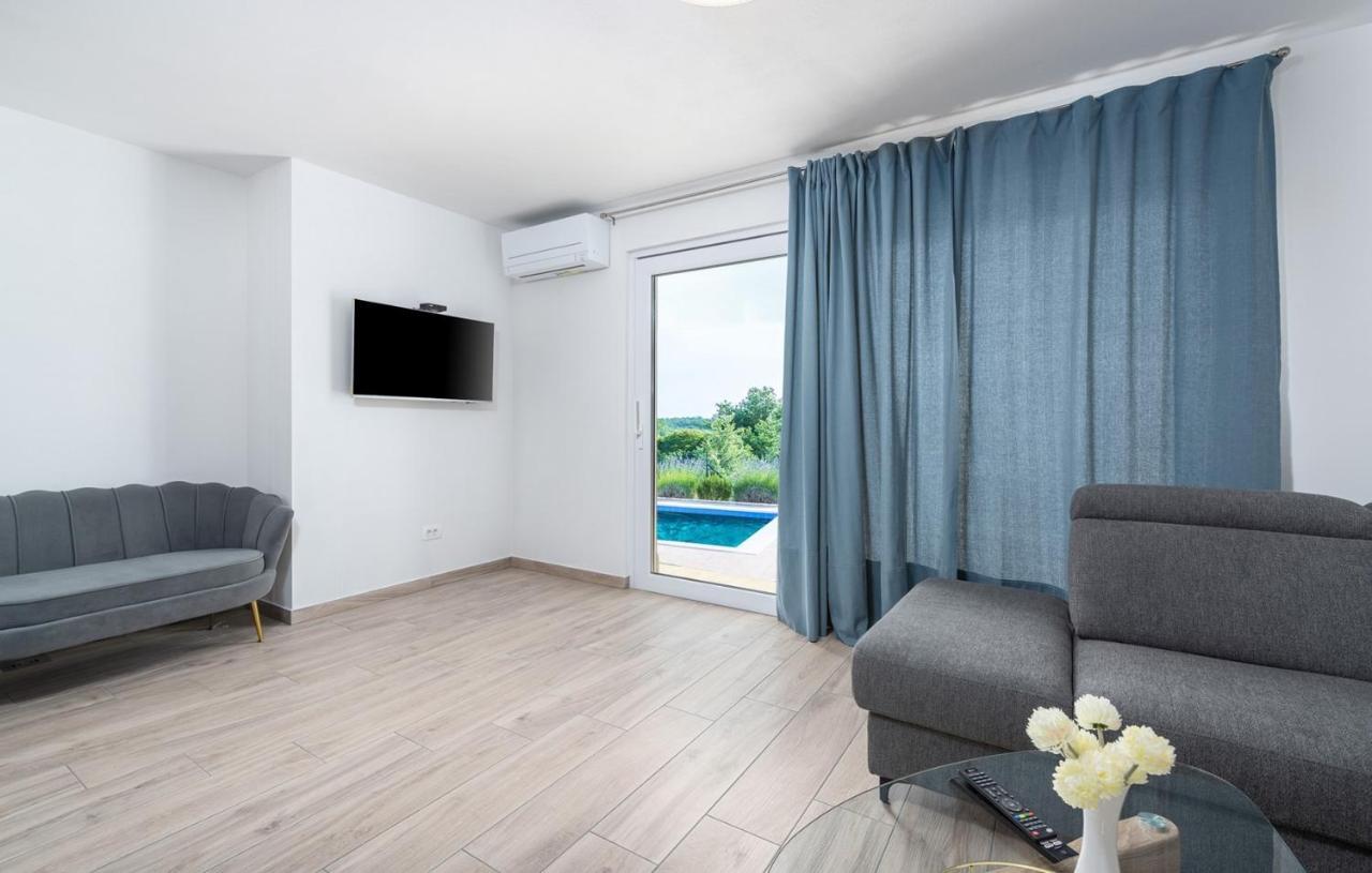 Villa Buroli With Pool, Sauna And Jacuzzi Bagian luar foto