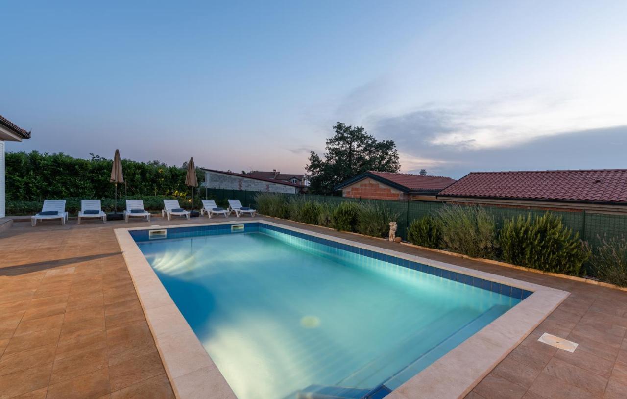 Villa Buroli With Pool, Sauna And Jacuzzi Bagian luar foto