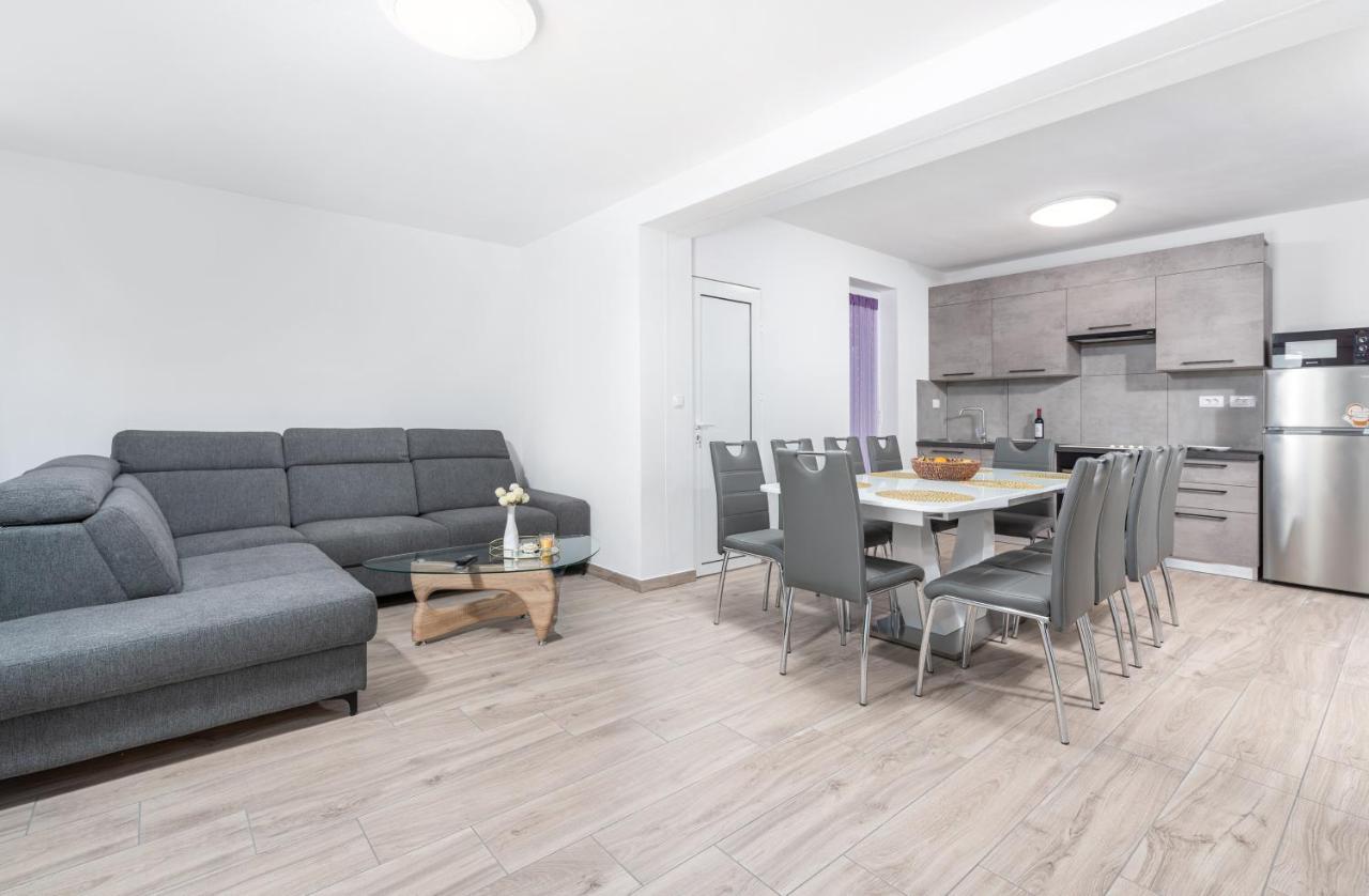 Villa Buroli With Pool, Sauna And Jacuzzi Bagian luar foto