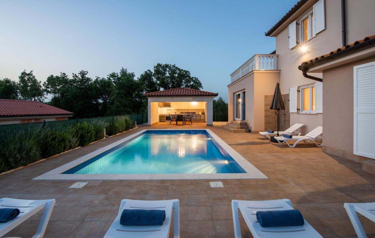 Villa Buroli With Pool, Sauna And Jacuzzi Bagian luar foto