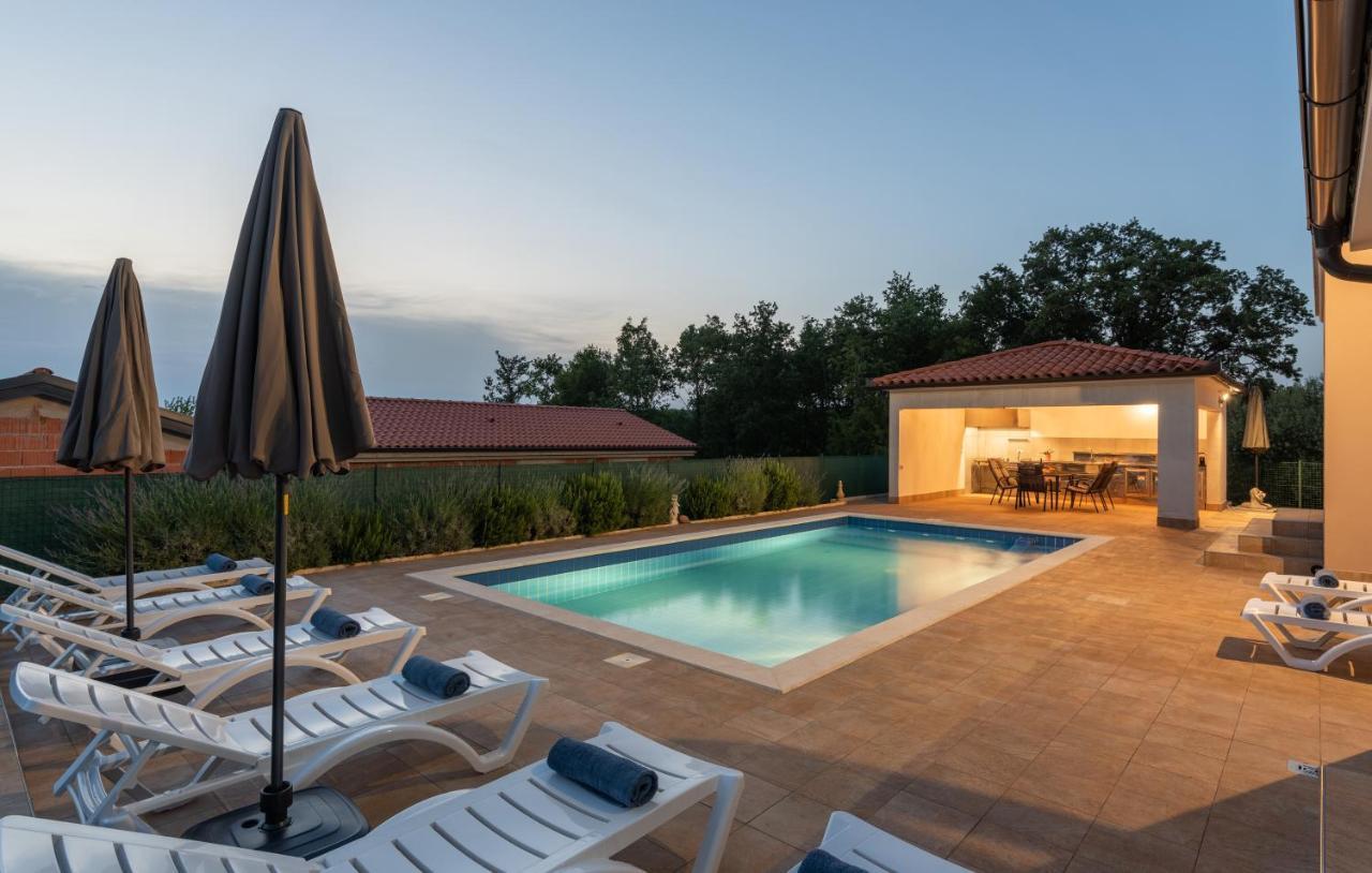 Villa Buroli With Pool, Sauna And Jacuzzi Bagian luar foto