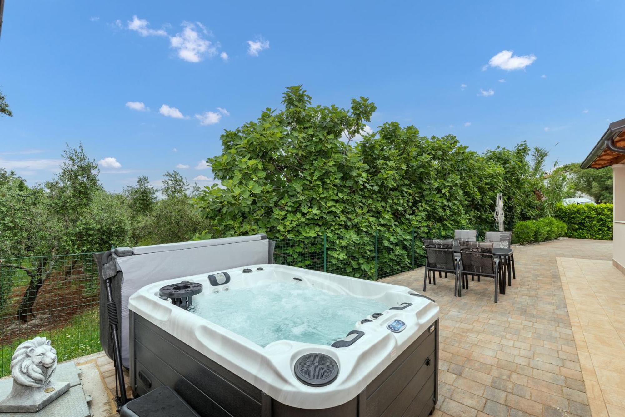 Villa Buroli With Pool, Sauna And Jacuzzi Bagian luar foto