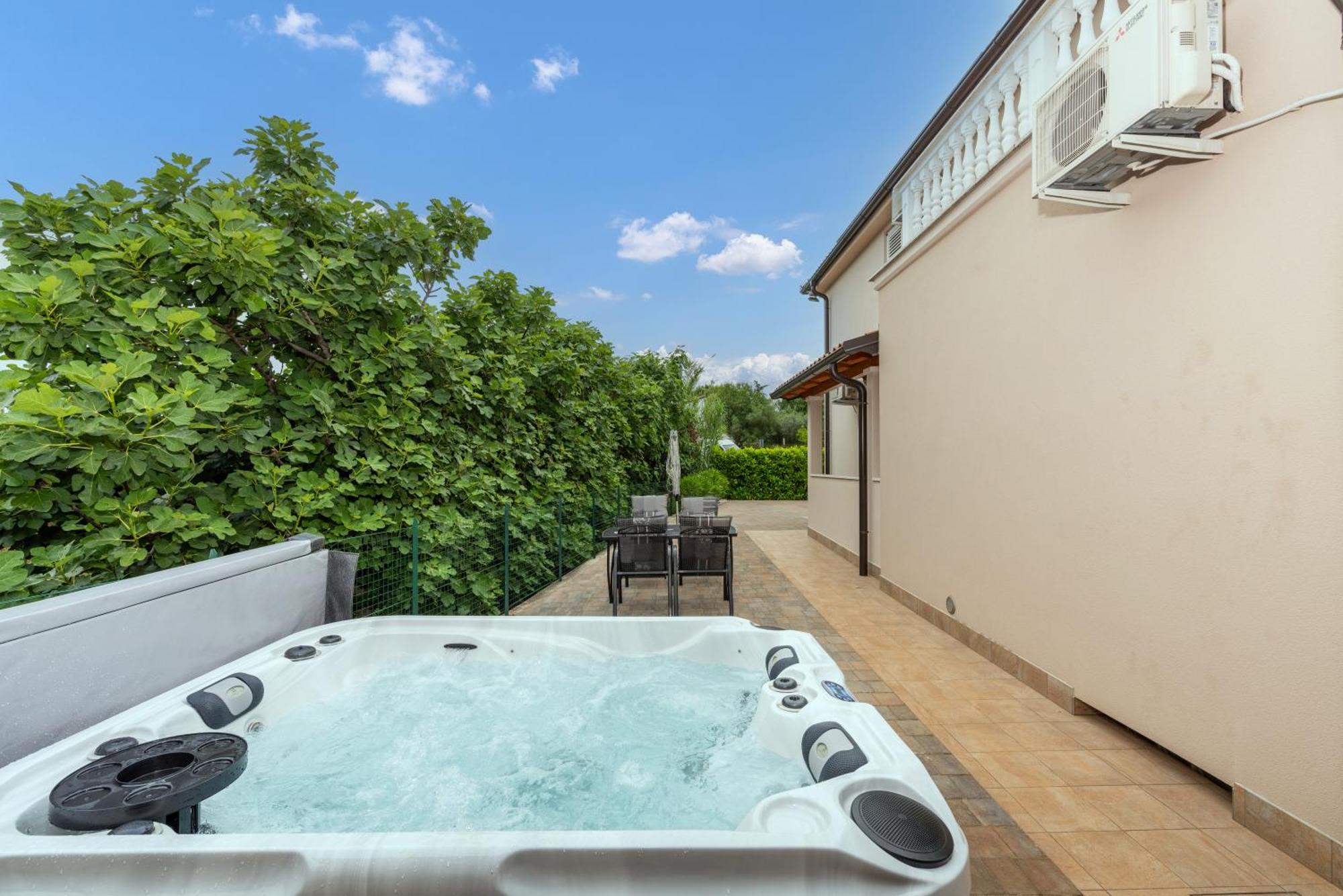 Villa Buroli With Pool, Sauna And Jacuzzi Bagian luar foto