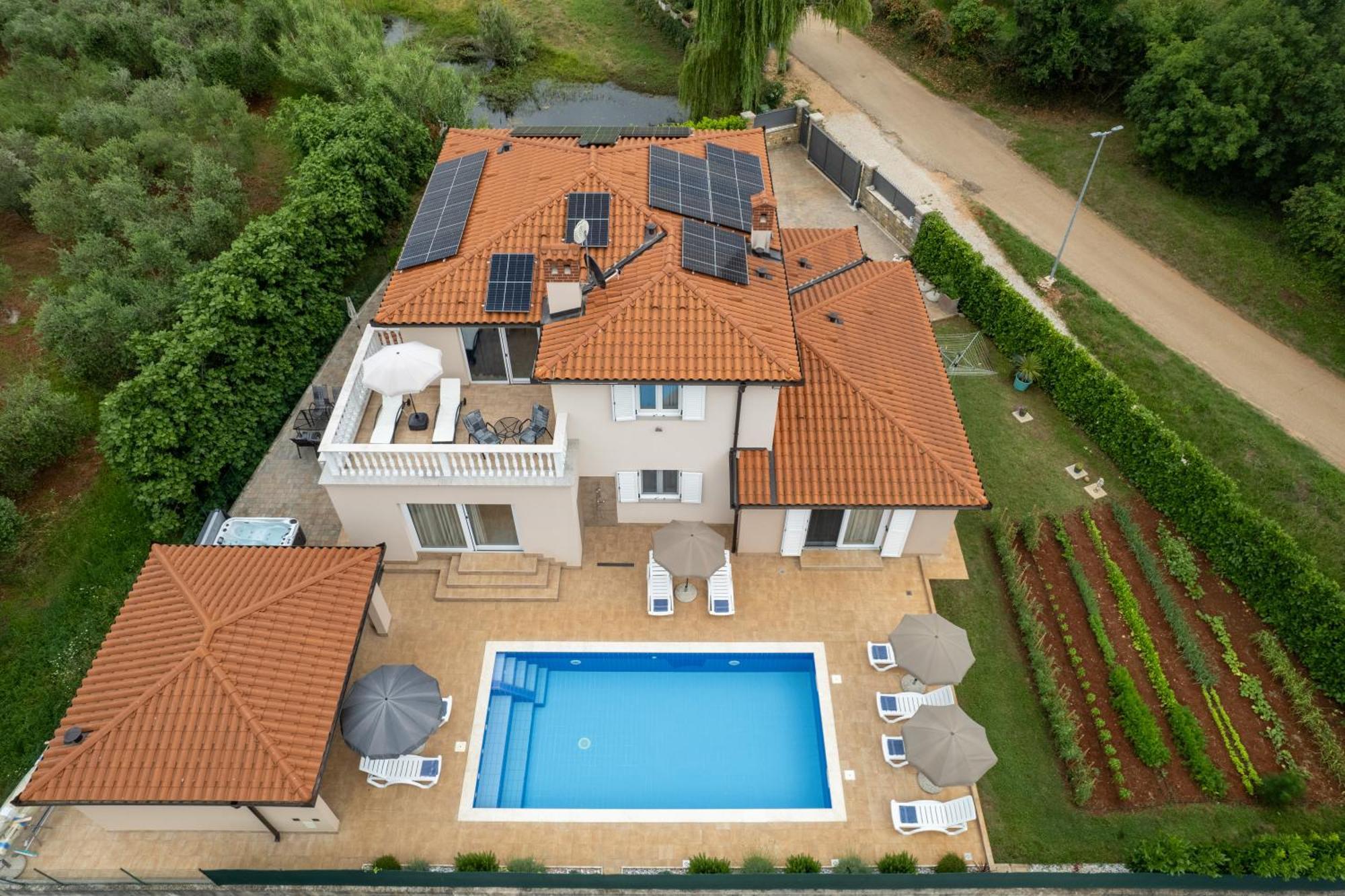 Villa Buroli With Pool, Sauna And Jacuzzi Bagian luar foto